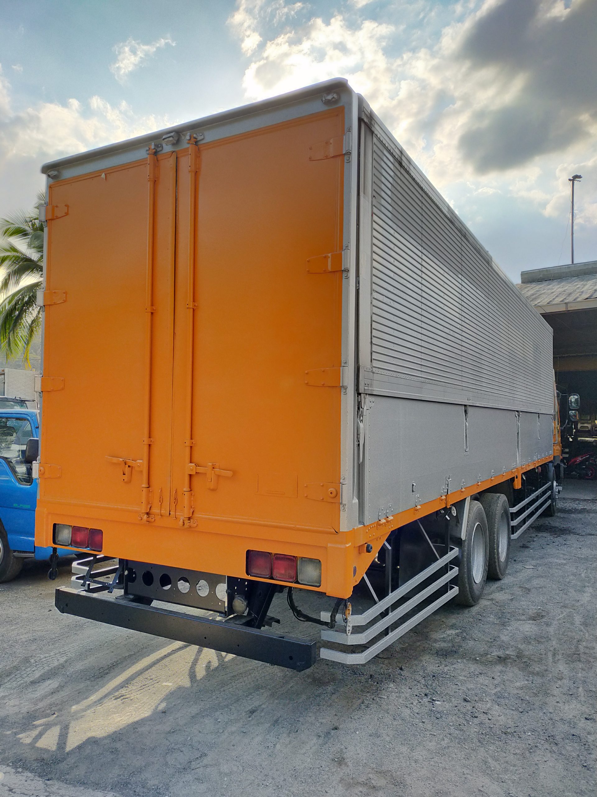 ISUZU GIGA WING VAN